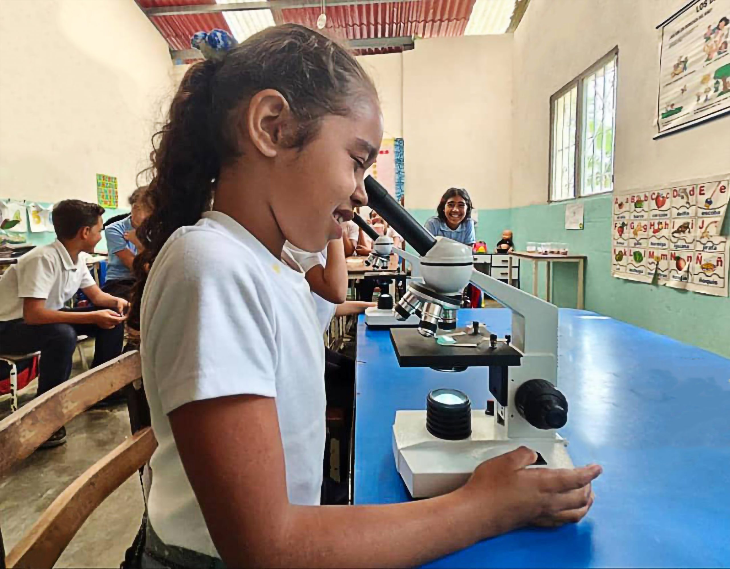 FOMENTA EL CONOCIMIENTO CIENTÍFICO EN LA POBLACIÓN ESTUDIANTIL VENEZOLANA